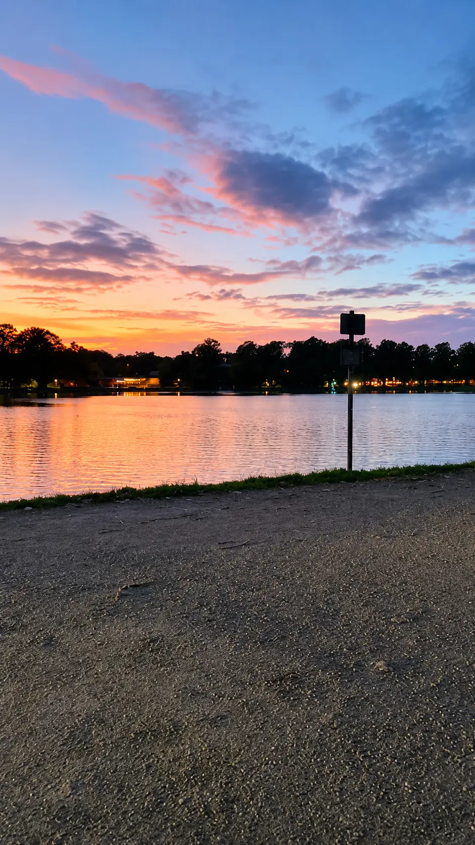 Aachener Weiher in Köln bei Sonnenuntergang – Naturidylle in der Marktregion des Maklers