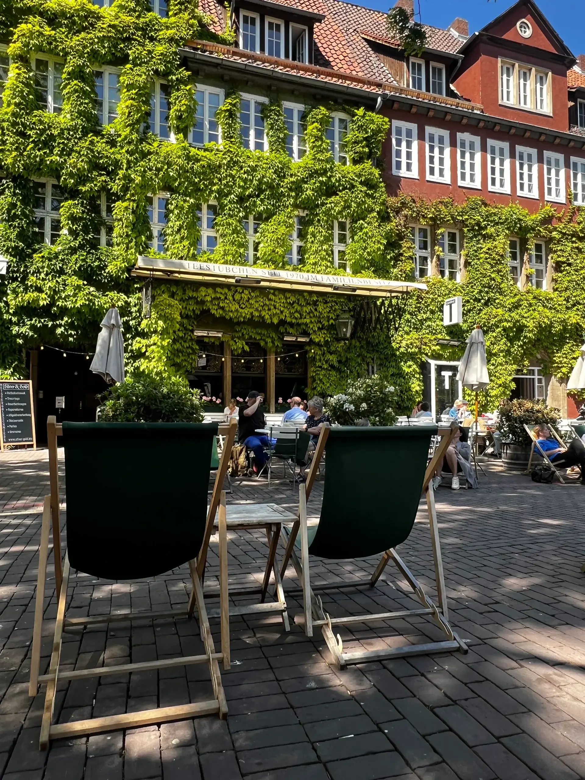 Straßencafé vor begrünter historischer Fassade in der Altstadt von Hannover – Region von Immobilienmakler Nico Gutzeit