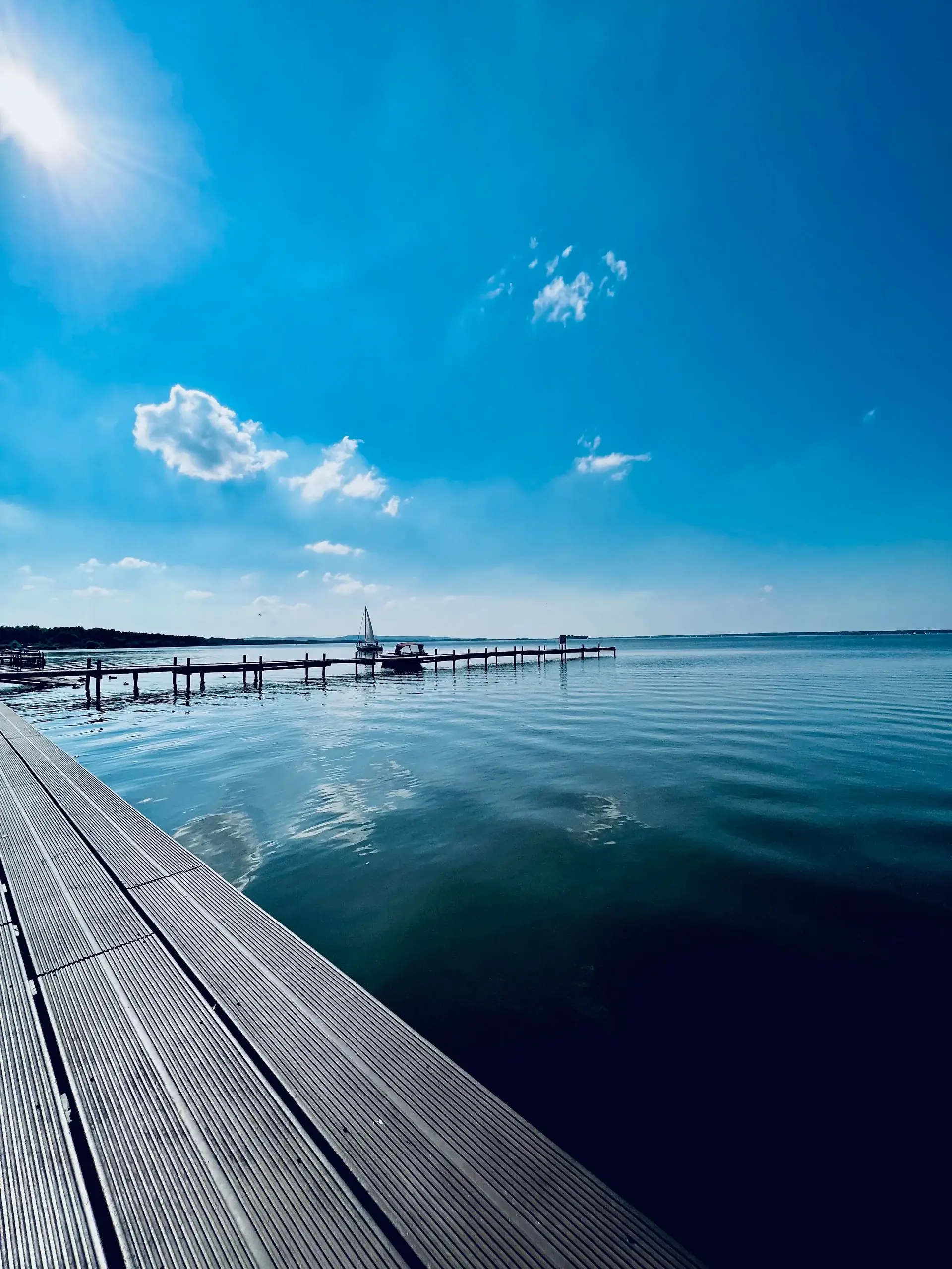 Steinhuder Meer mit Bootssteg und Segelboot – Ausflugsregion von Immobilienmakler Nico Gutzeit bei Hannover