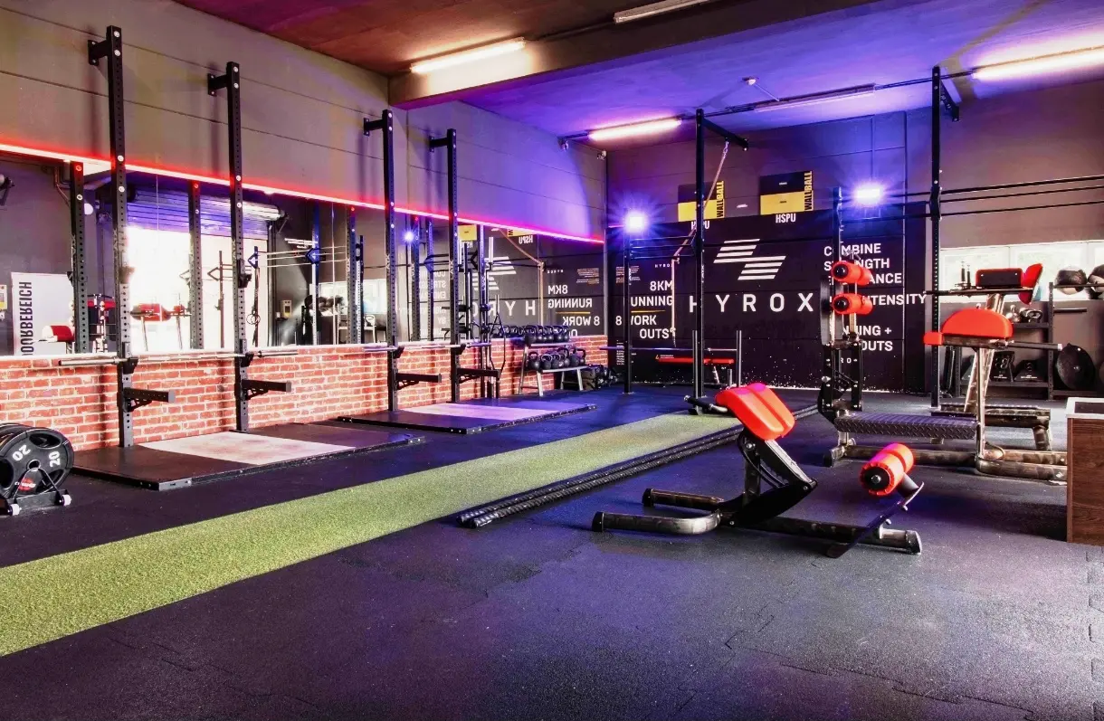 Modernes Fitnessstudio mit stimmungsvoller Beleuchtung – Sport als Ausgleich des Immobilienmaklers