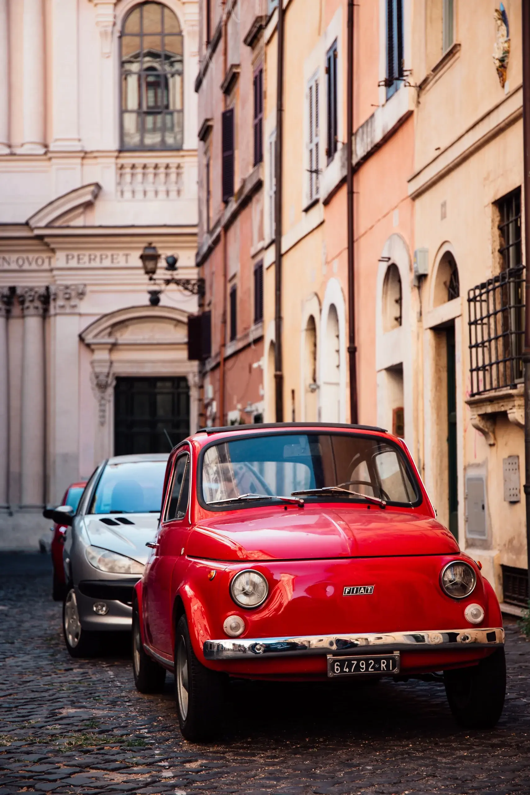 Roter Fiat 500 Oldtimer in einer engen Altstadtgasse