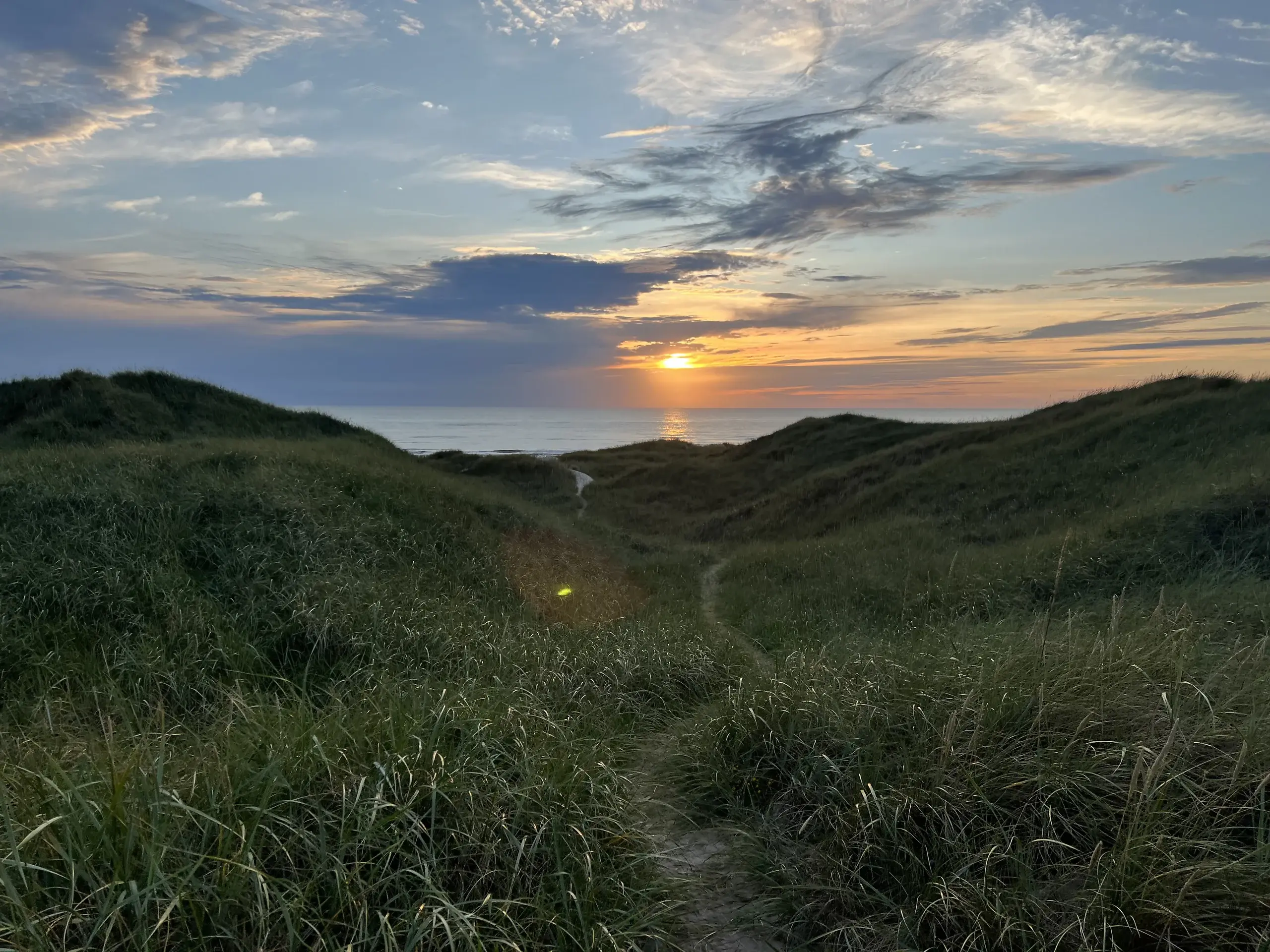 Henne Strand bei Sonnenuntergang – Immobilienmakler Ben Jarosch genießt hier nordische Gelassenheit und Hygge