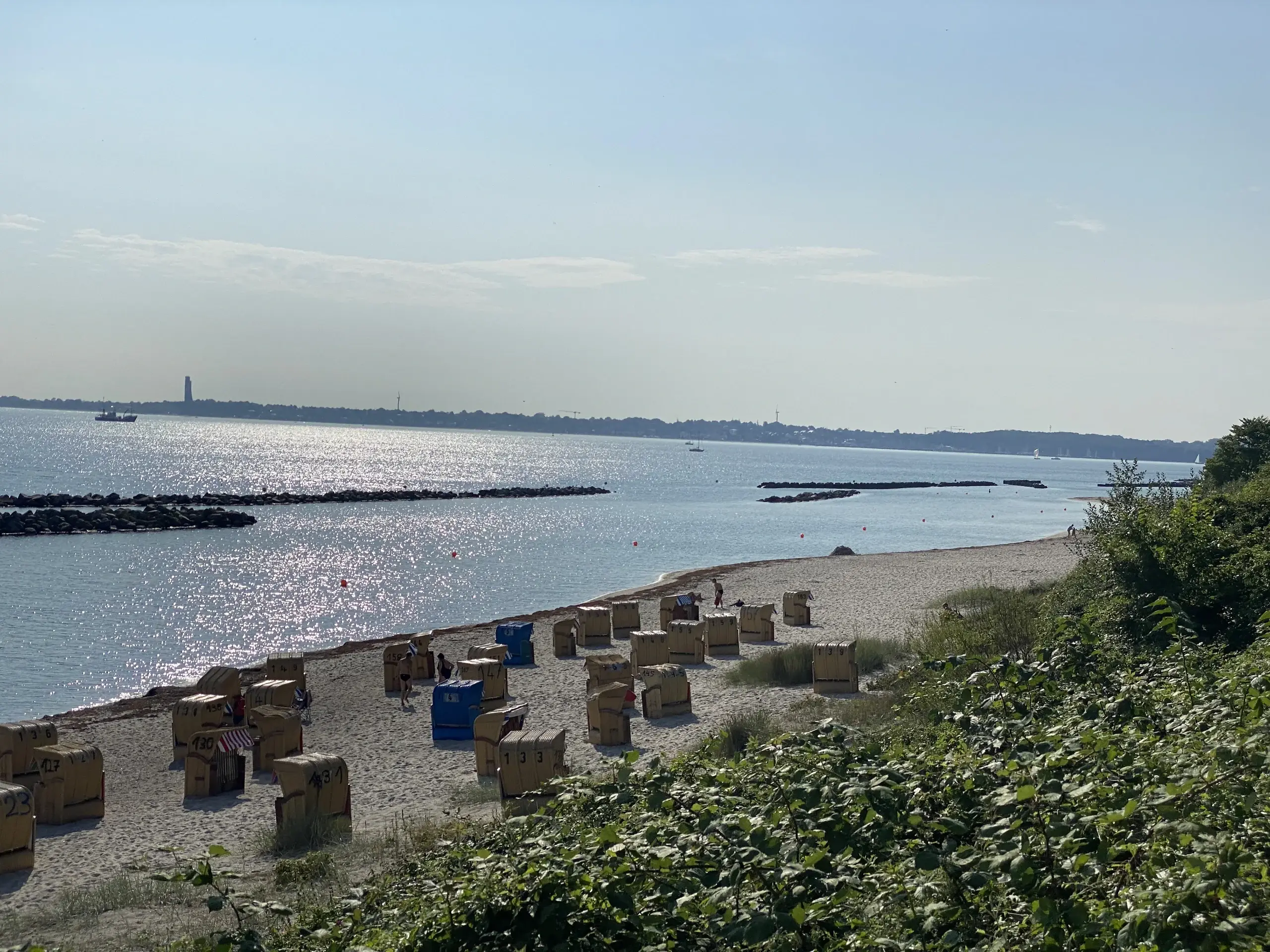 Blick über die Förde am Strand – hier tankt Immobilienmakler Ben Jarosch Energie