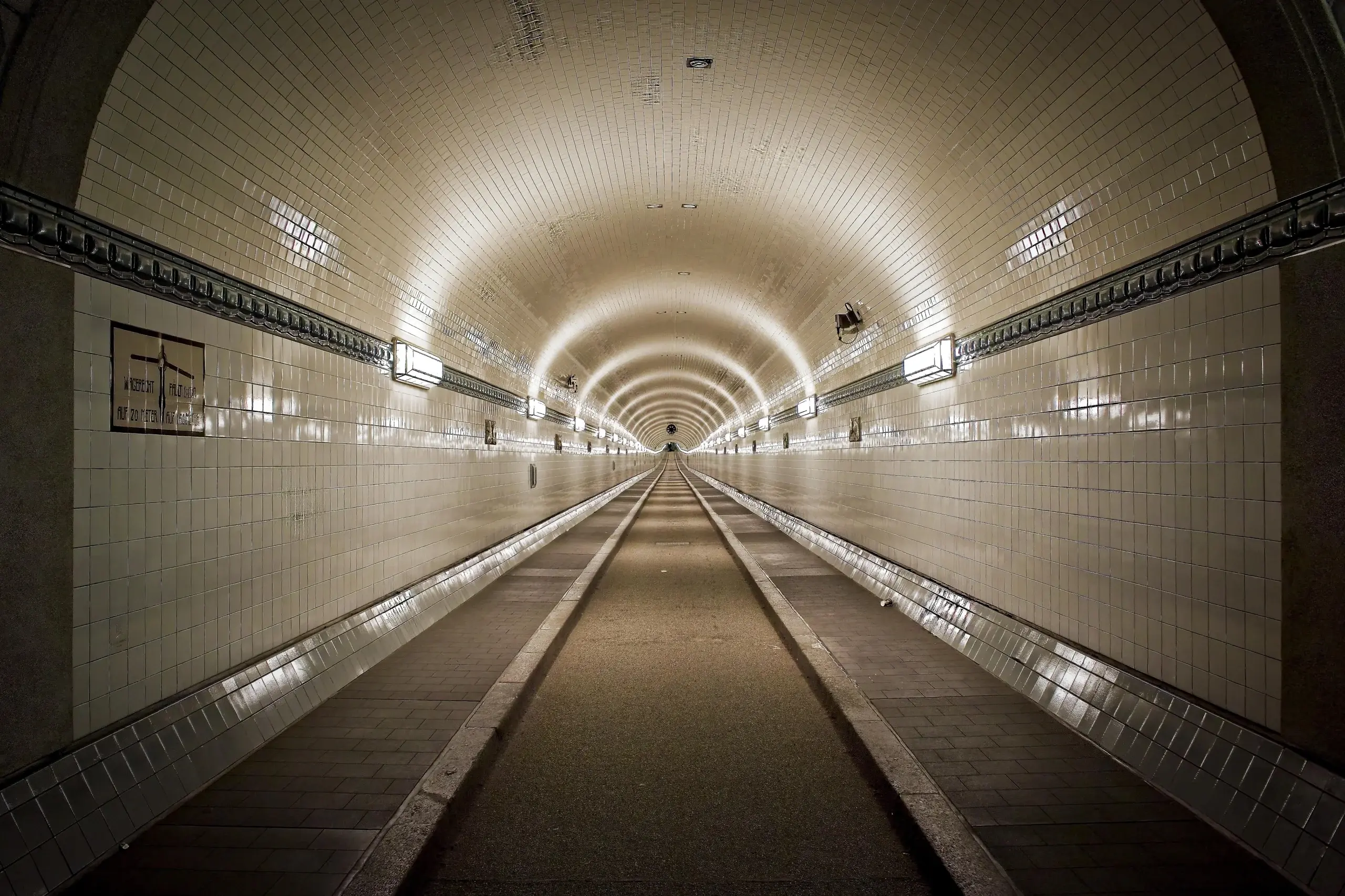Alter Elbtunnel in Hamburg mit gekacheltem Rundgang