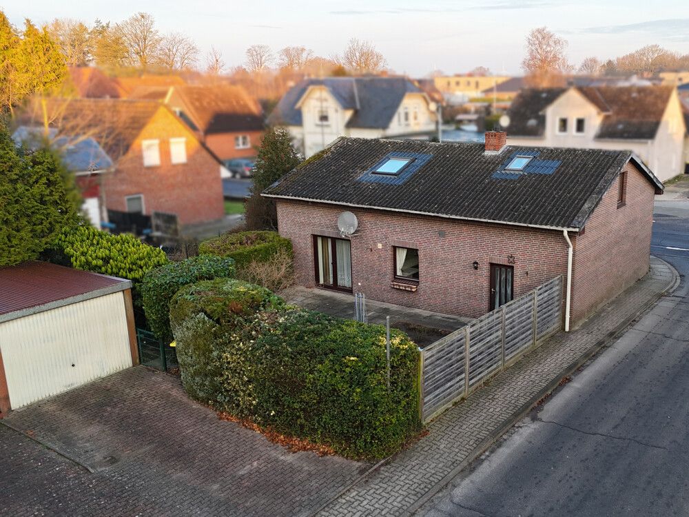 Rückansicht des Einfamilienhauses mit Garage