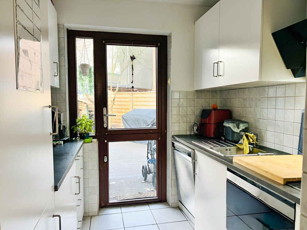 Küche mit Zugang zur Terrasse