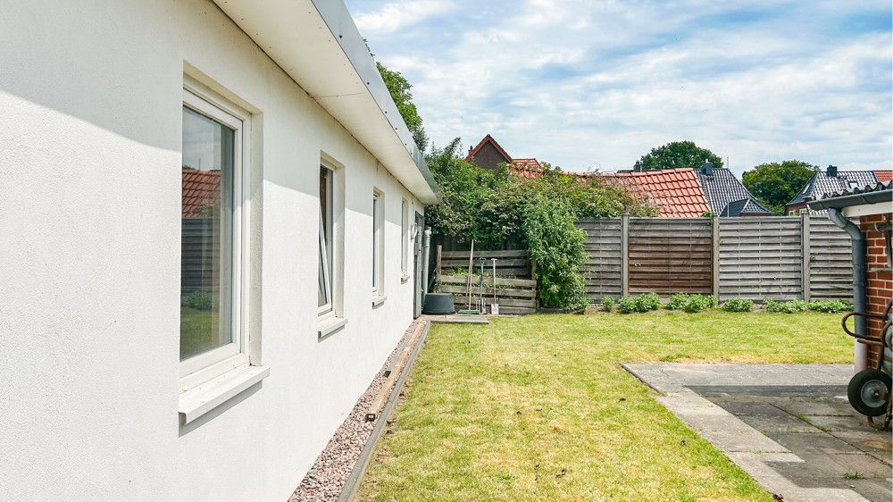 Blick in den Garten mit Nebengebäude 