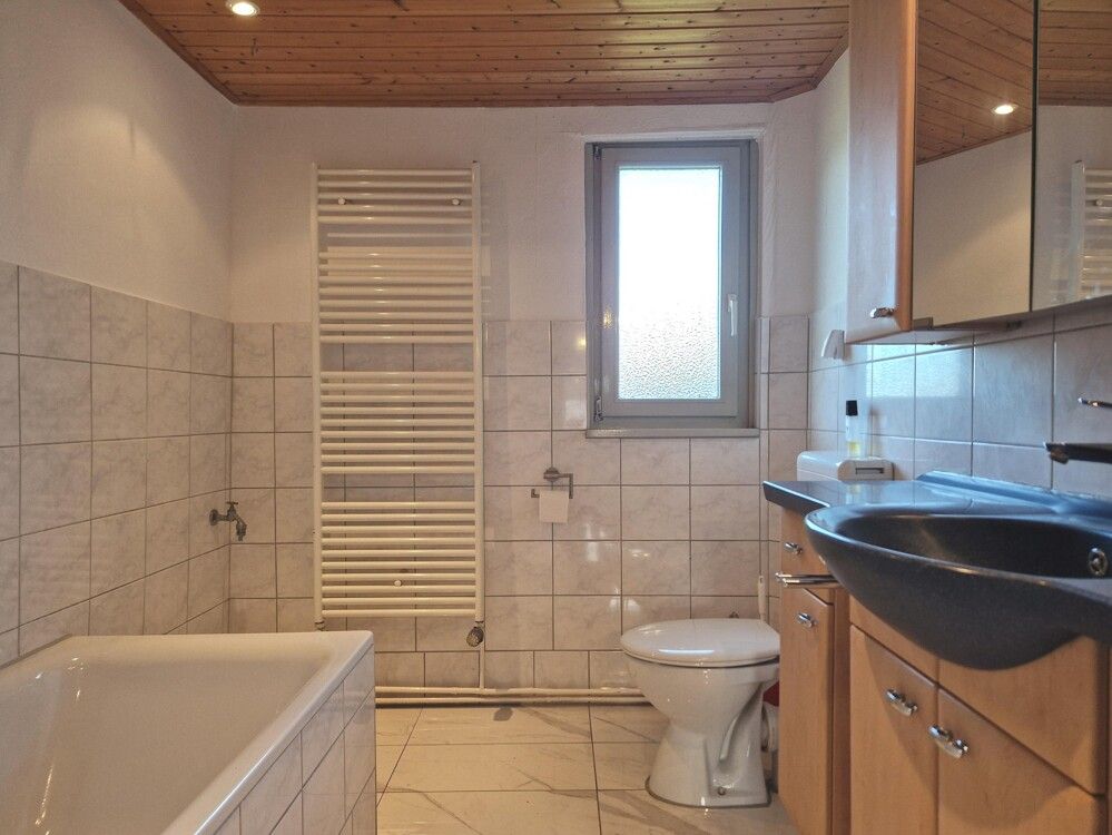 Das Tageslicht-Badezimmer im Erdgeschoss