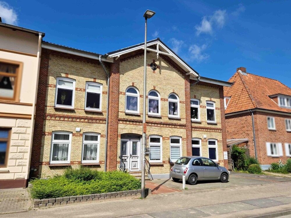 Die Straßenansicht des Mehrfamilienhauses