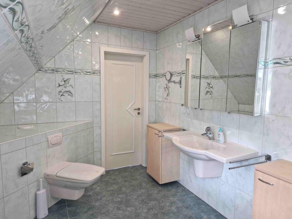 Das Badezimmer im DG