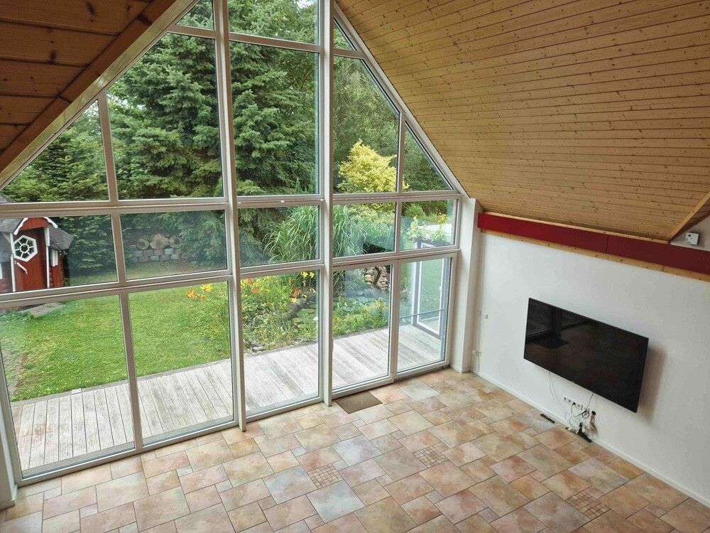 mit Blick in den Wohnbereich und in den Garten
