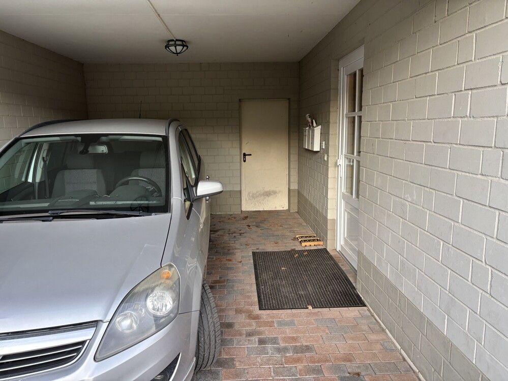 Der Eingangsbereich mit überdachtem Stellplatz