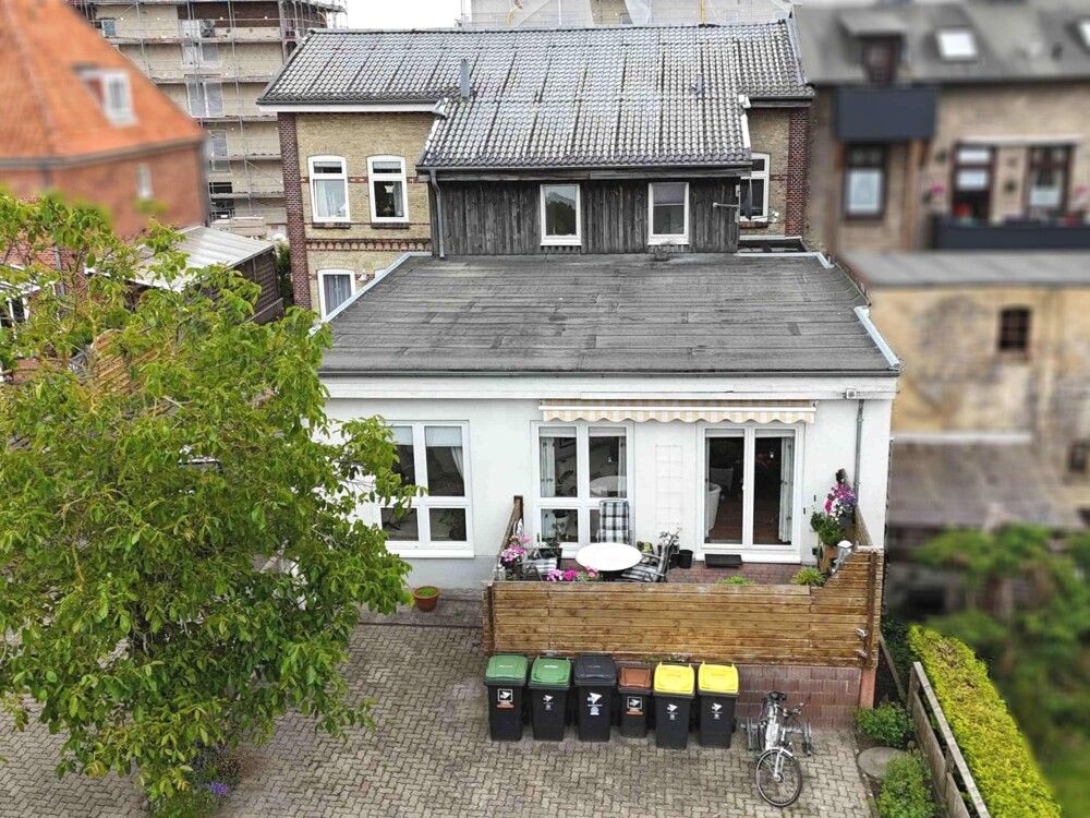 Die Rückansicht des Mehrfamilienhauses