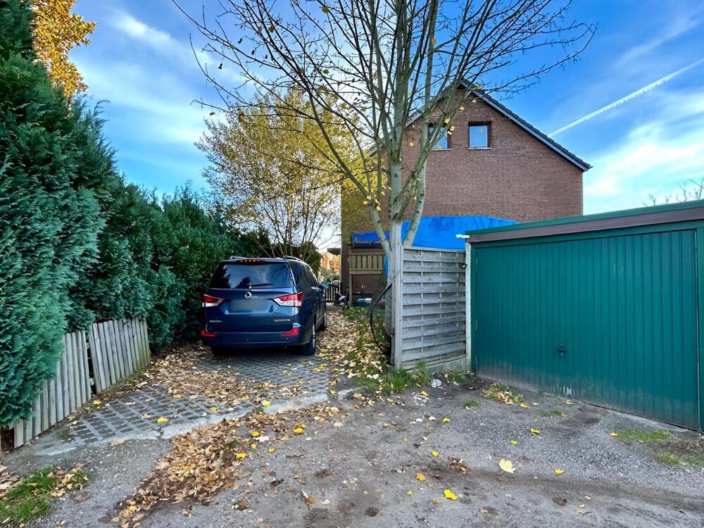 Stellplatz und Garage