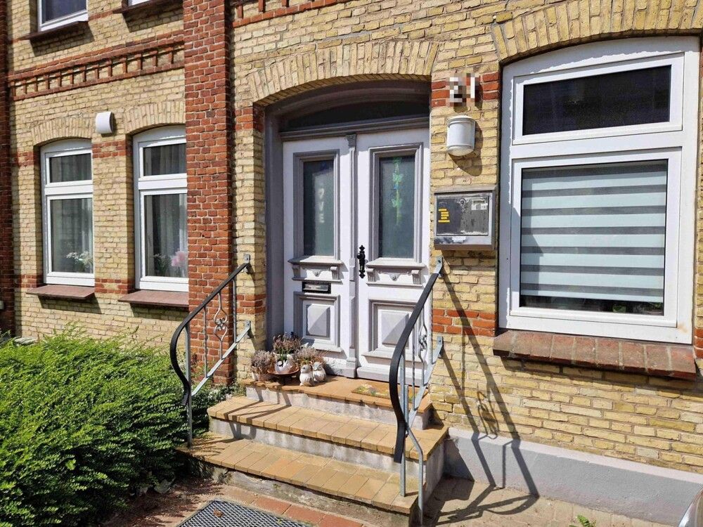 Eingang zur EG-Wohnung vorne