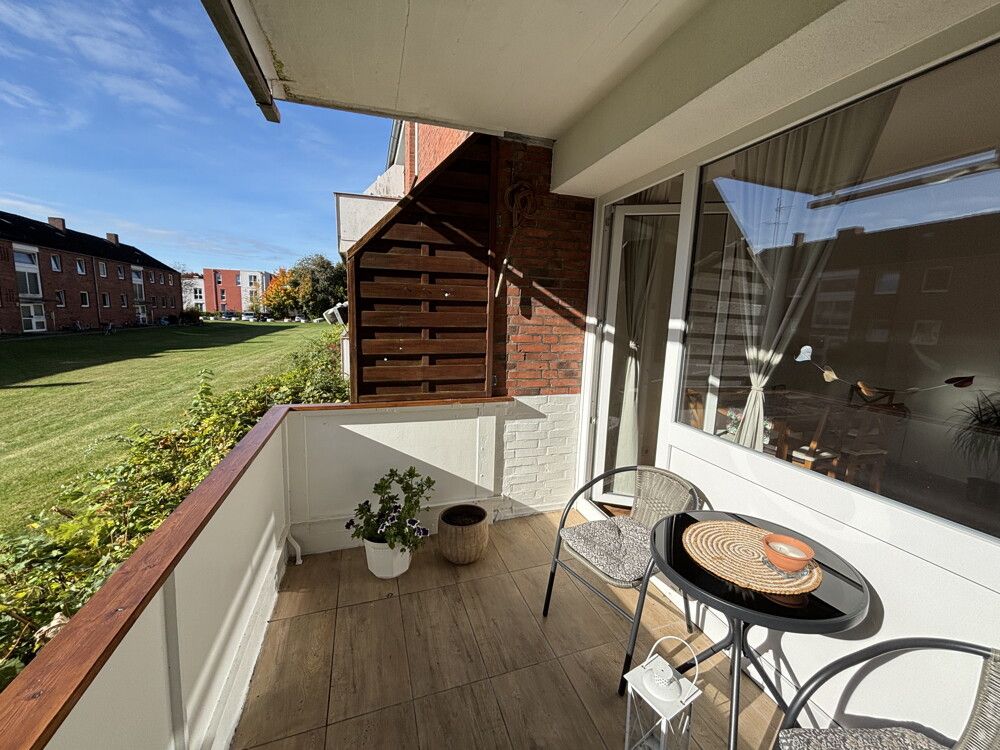 Auf dem sonnigen Balkon