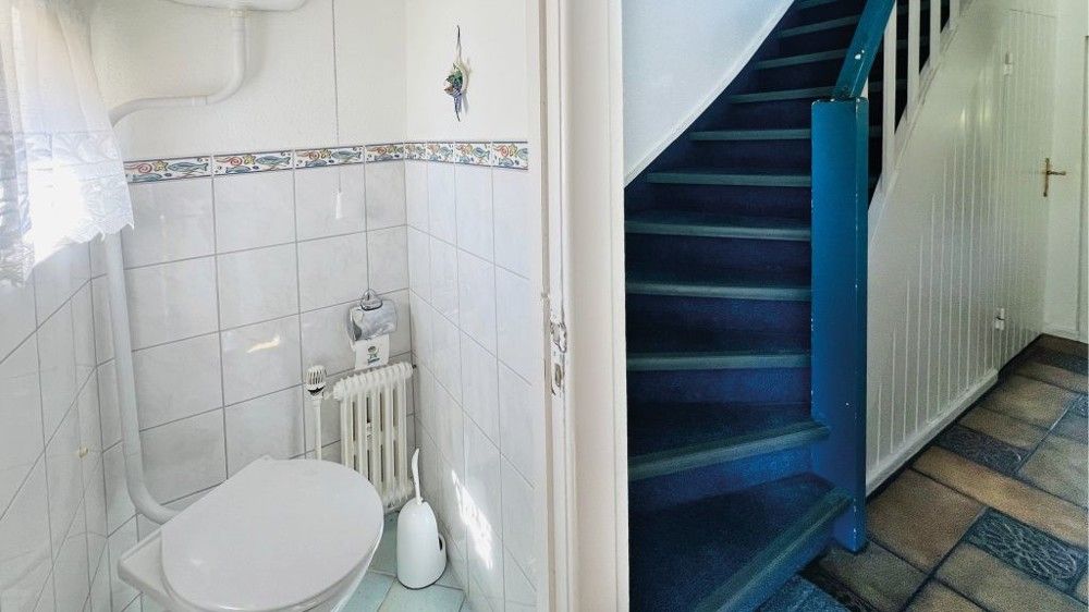 WC im Erdgeschoss und Treppenaufgang