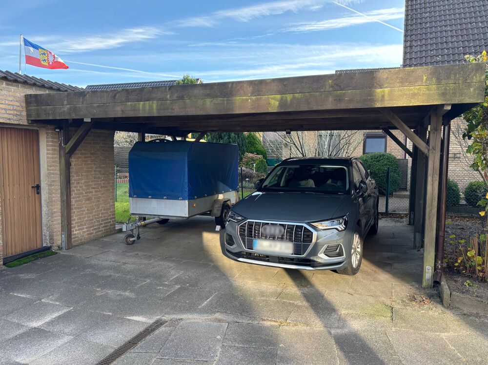 mit Carport, Garage und weiteren Nebengebäuden