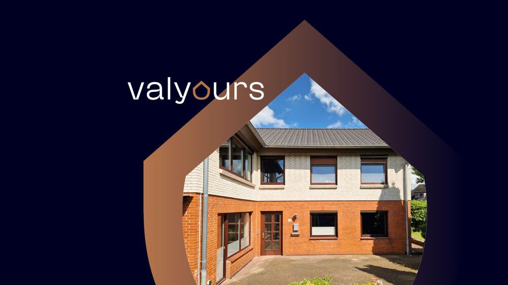 Die Westansicht mit Eingangsbereich zur Souterrain-Wohnung